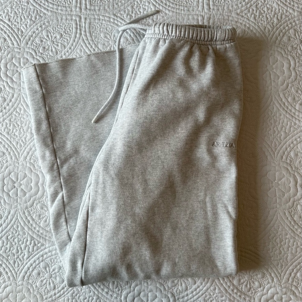aritzia cozy sweatfleece mega flutter sweatpant